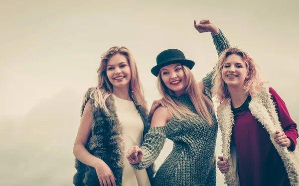 Three fashionable woman against sky — Stock Photo, Image