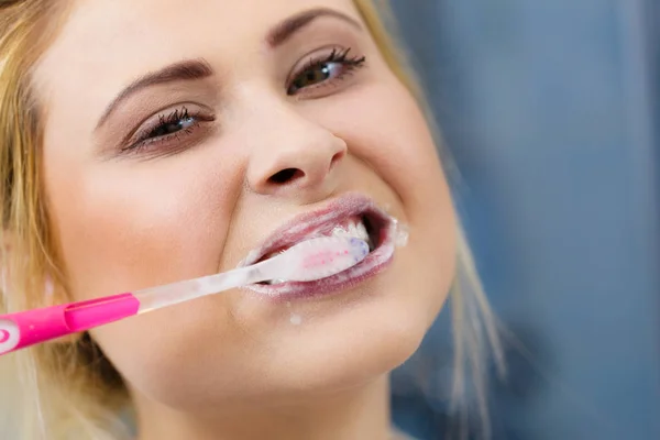 Mujer cepillándose los dientes —  Fotos de Stock