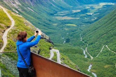 Norveç'te Trollstigen bakış açısı üzerinde turist kadın