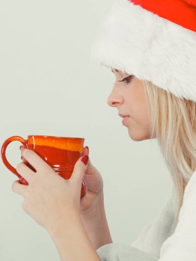 Kadın Santa Noel şapka çay veya kahve içme