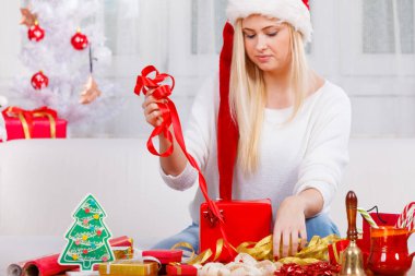 Genç kadın hediyeleri Noel için hazırlanıyor