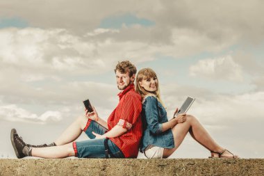 tablet çift açık ile smartphone adamla kadın