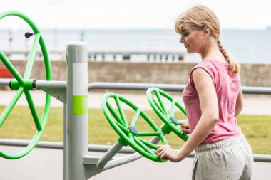 Tai chi tekerlek ile egzersiz aktif kadın.