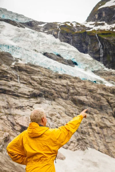 Турист, любующийся ледником Боябрин в Норвегии — стоковое фото