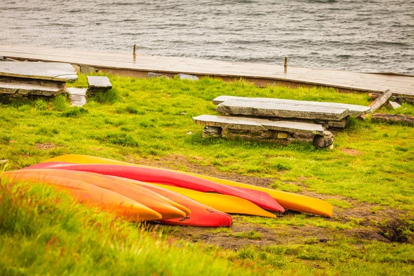 Muchas canoas en la orilla noruega del fiordo —  Fotos de Stock