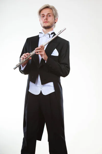 燕尾服を着ている男性のフルート奏者フルートを保持します。 — ストック写真