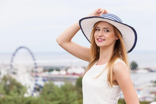 Aantrekkelijke vrouw dragen zon hoed en witte top — Stockfoto