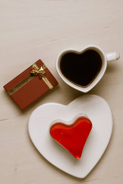 Corazón en forma de taza de café pastel y caja de regalo —  Fotos de Stock