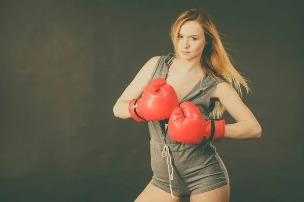 Mulher bonita com luvas de boxe vermelho — Fotografia de Stock