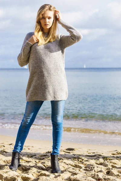 Femme sur la plage présentant la mode — Photo