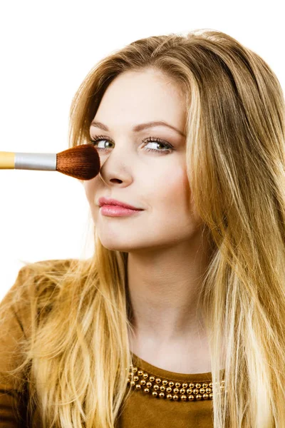 Mujer sosteniendo maquillaje cepillo — Foto de Stock