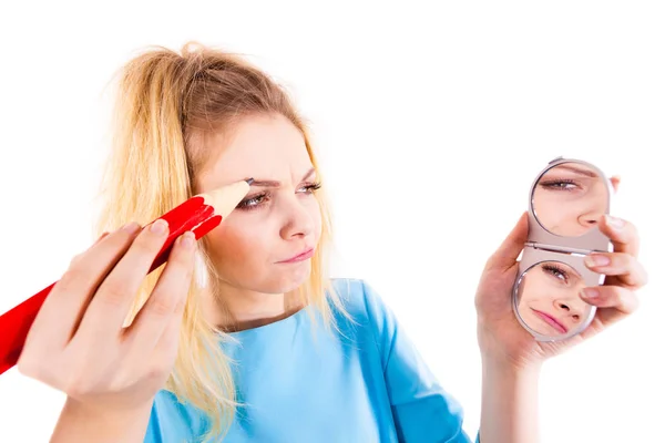 Frau bemalt Augenbrauen mit normalem Bleistift — Stockfoto