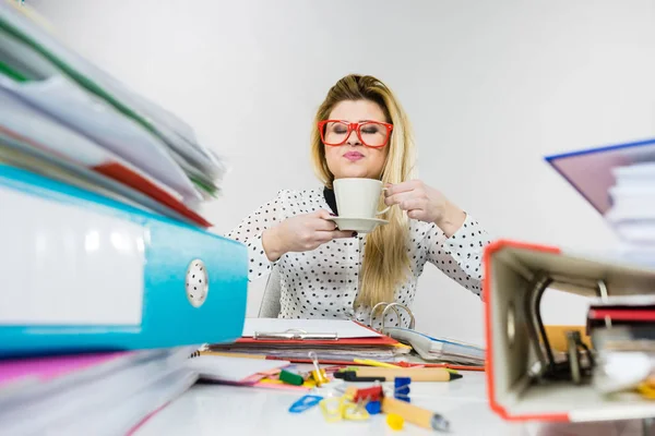 Femme heureuse au bureau buvant du café chaud — Photo