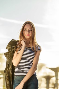 kadın rahat tarzı şehir sokak üzerinde