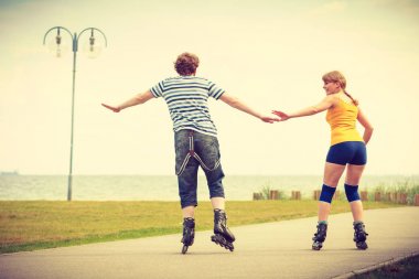 Dışarıda paten süren genç bir çift.