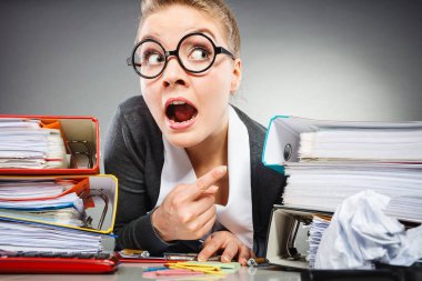 İşyerinde kadın deli ofis.
