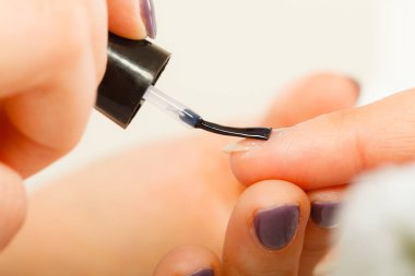 Güzellik salonunda manikür yaptıran bir kadın..