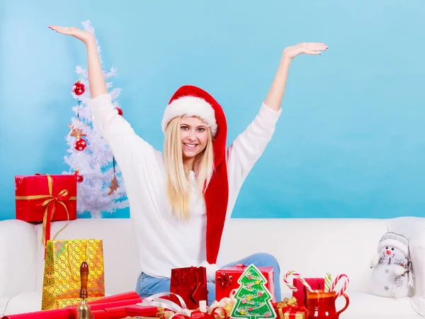 Genç kadın hediyeleri Noel için hazırlanıyor