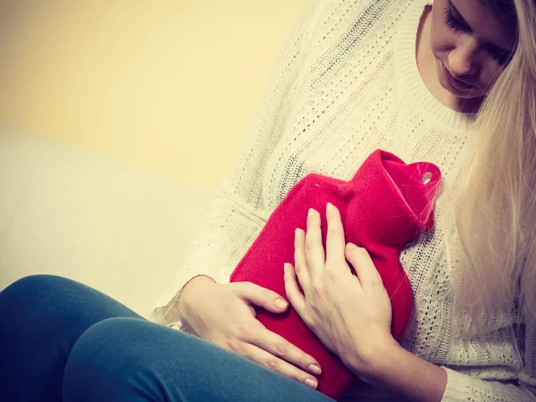 Cofa üzerinde oturan kadın duygu mide krampları