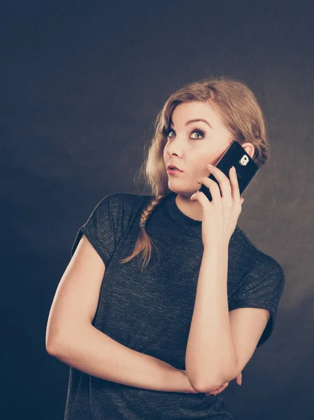 Atractiva mujer coqueteando mensajes de texto en el teléfono móvil . — Foto de Stock