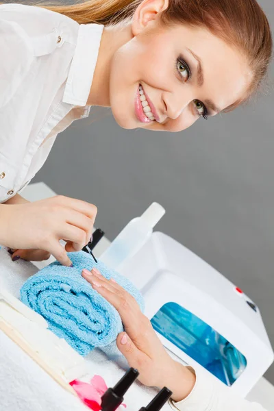 Çivi yapma kadın güzellik uzmanı.