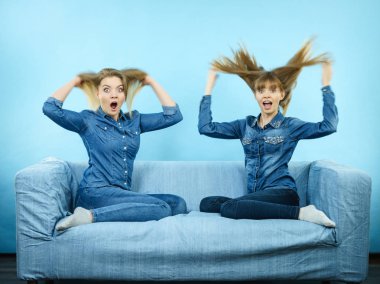 İki şok kadın karanlıkve saçlı