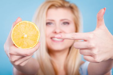 Meyve limon ya da portakal tutan kadın