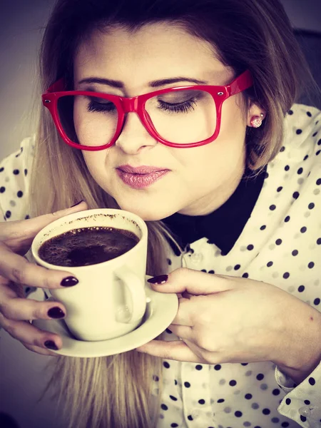 Gelukkige vrouw op kantoor warme koffie drinken — Stockfoto