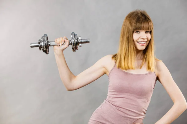 Wanita yang bekerja di rumah dengan dumbbell — Stok Foto