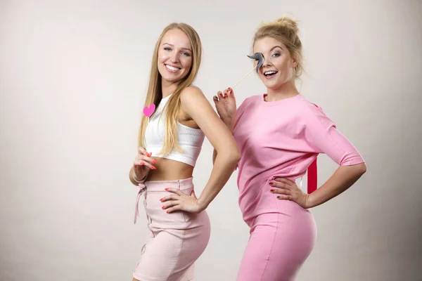 Dos mujeres sosteniendo accesorios de carnaval —  Fotos de Stock