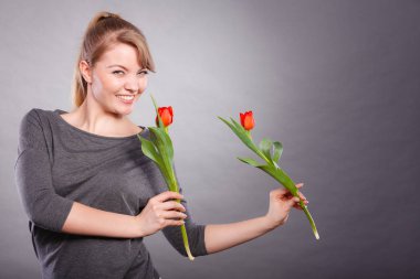 Çekici Bayan çiçeklerle dans.