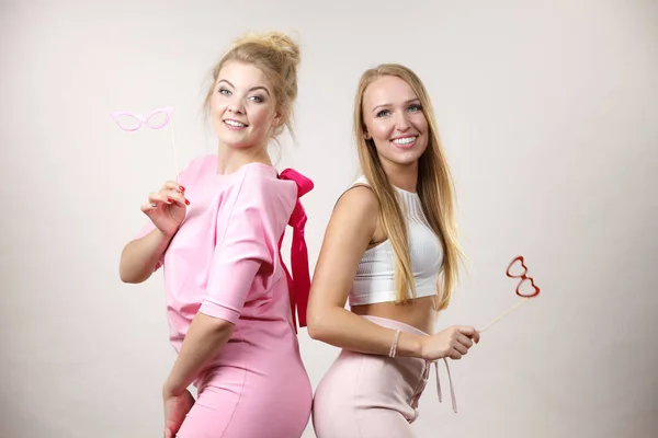 Dos mujeres sosteniendo accesorios de carnaval — Foto de Stock