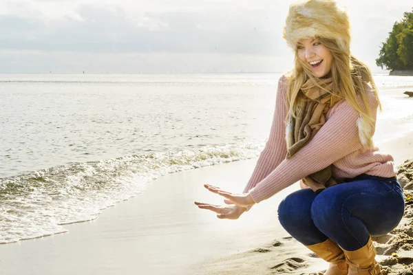 Femme sur la plage présentant la mode — Photo