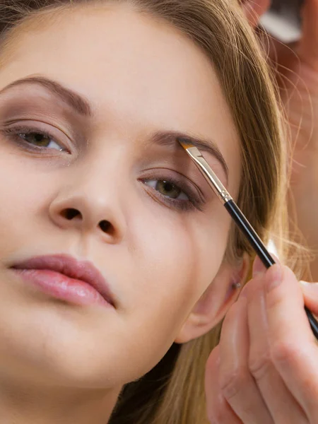 Mujer consiguiendo cejas maquillaje hecho —  Fotos de Stock