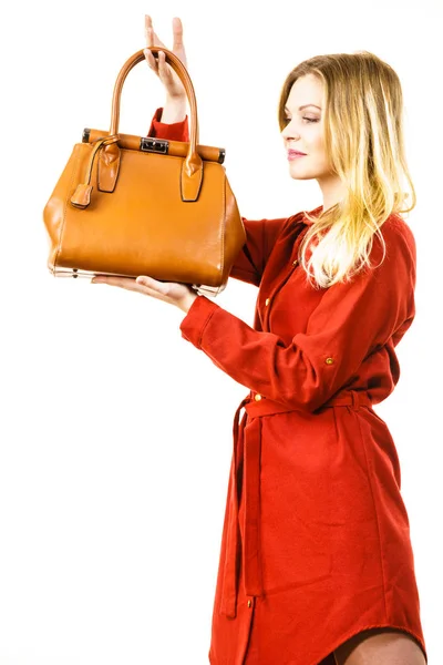 Mujer usando vestido rojo bolsa de sujeción — Foto de Stock