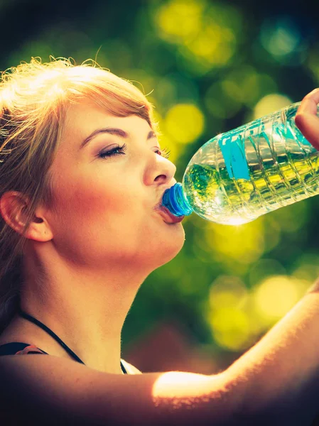 Toeristische vrouw met water fles buiten — Stockfoto