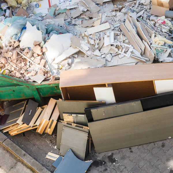 Residuos voluminosos, basura desordenada en contenedor — Foto de Stock