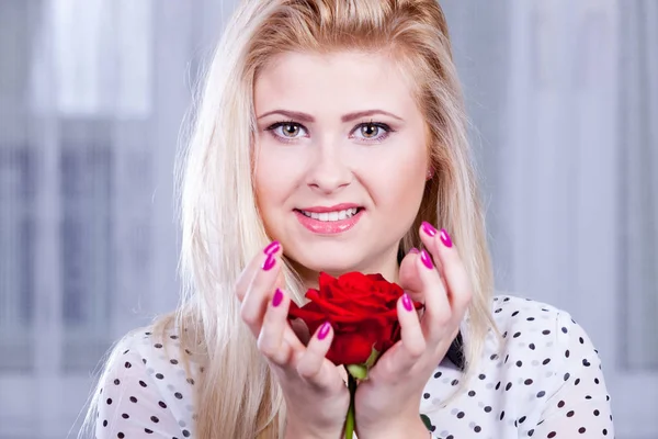 赤のバラを保持している美しい金髪の女性 — ストック写真