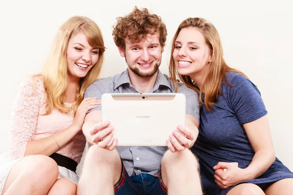 Friends relaxing browsing internet on tablet. — Stock Photo, Image