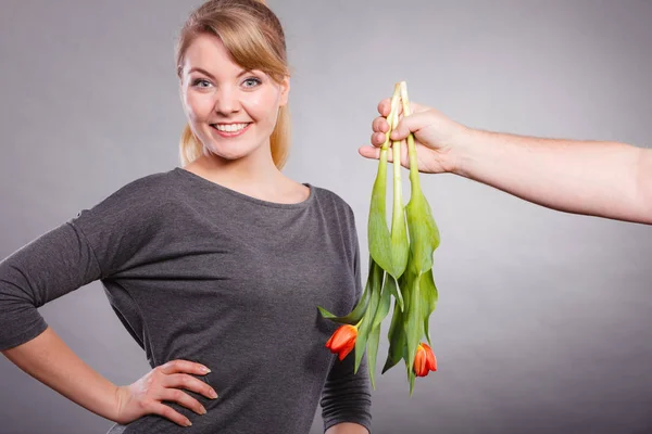 Vrouw krijgt boeket Tulpen van man. — Stockfoto