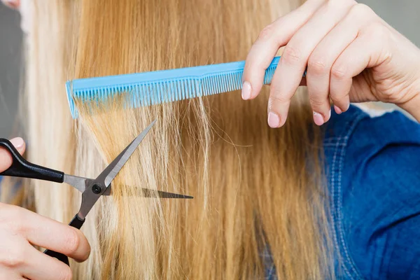 Frau schneidet glatte Haare ab. — Stockfoto