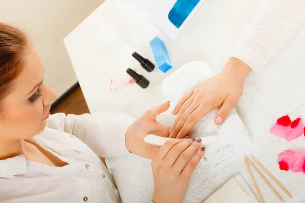 Kobieta otrzymywać manicure zrobić plik paznokcie — Zdjęcie stockowe