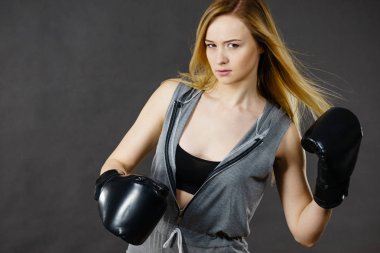 Boksör kız egzersiz ile boks eldivenleri.