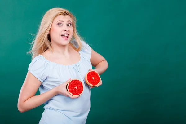 Žena má grapefruitové citrusové plody na prsou — Stock fotografie