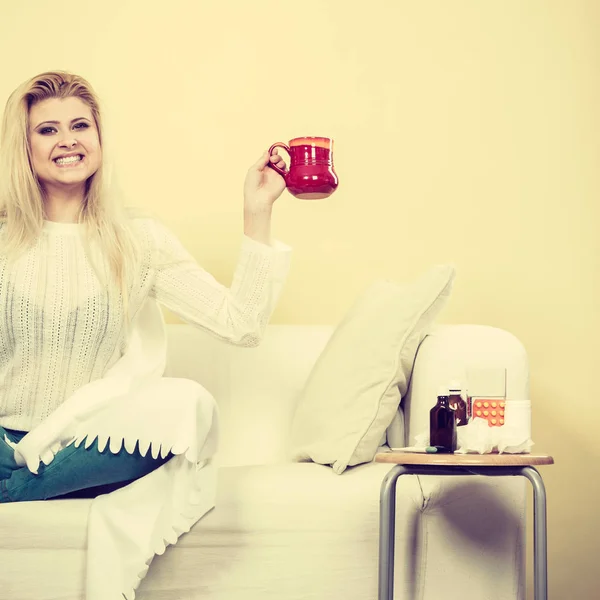 Счастливая женщина показывает чашку чая — стоковое фото