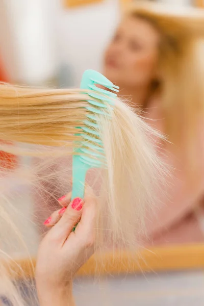 Saçları fırçalama sabahlık giyen kadın — Stok fotoğraf