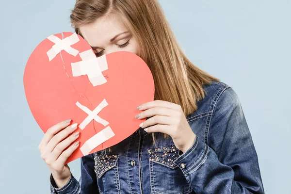 Mujer joven con el corazón roto — Foto de Stock