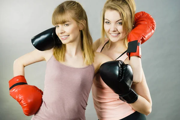 Due amiche che indossano guanti da boxe — Foto Stock