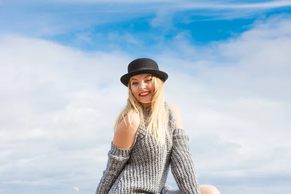 Nő visel, fedora és a szabadtéri jumper — Stock Fotó