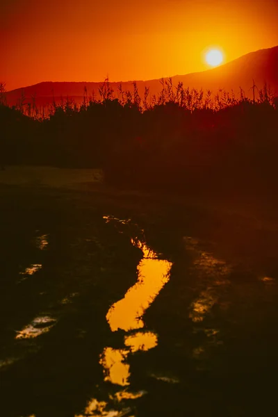 Auringonnousu vuoren yli — kuvapankkivalokuva